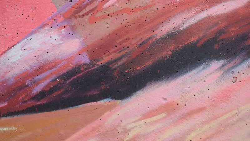 Detalj boje na zidu — tragovi kista i neravnomjerno nanošenje