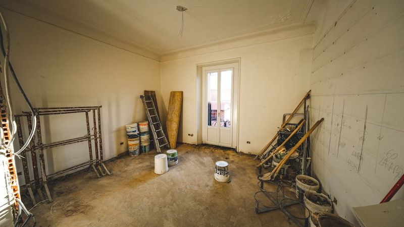 Prostorija s ljestvama i kantama boje — razlika između latex i akrilne boje