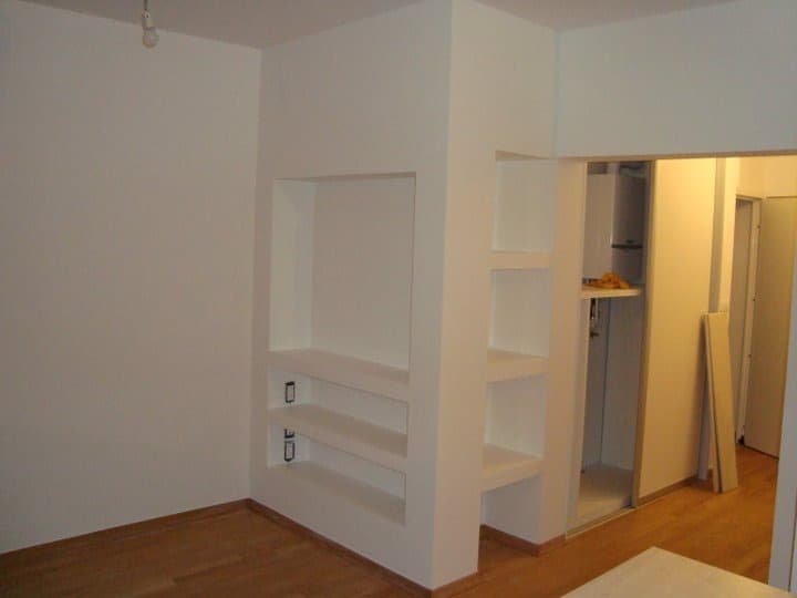 Završeno bojanje polica bijelom bojom - gletanje i bojanje Zagreb